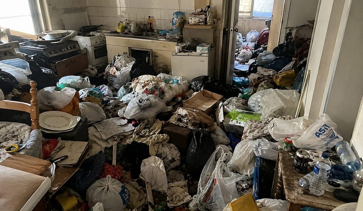 Logement très encombré après un syndrome de Diogène avec déchets, objets accumulés et frais cachés de nettoyage à prévoir